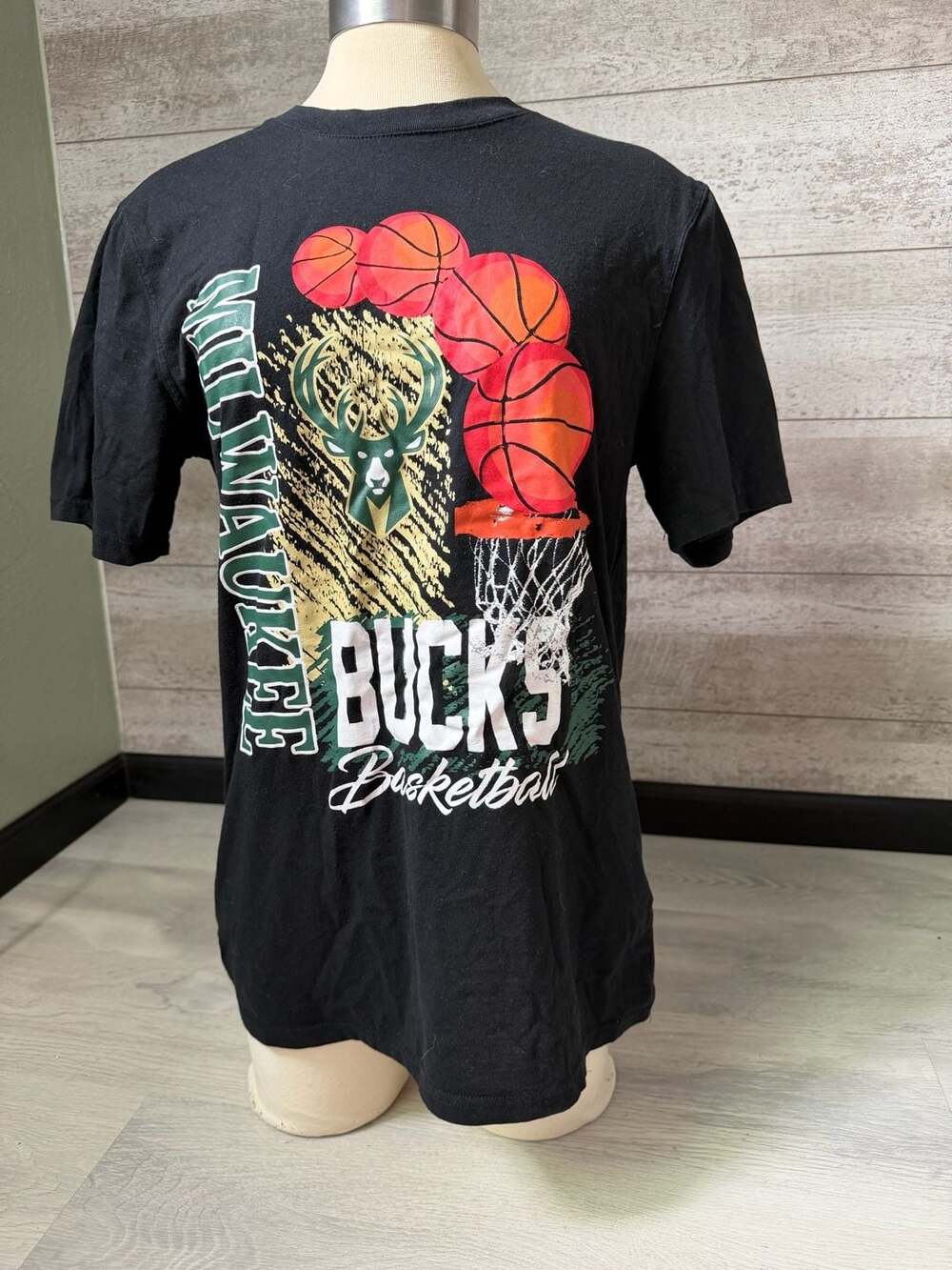 NBA Milwaukee Bucks T-Shirt Small Black Graphic Basketball